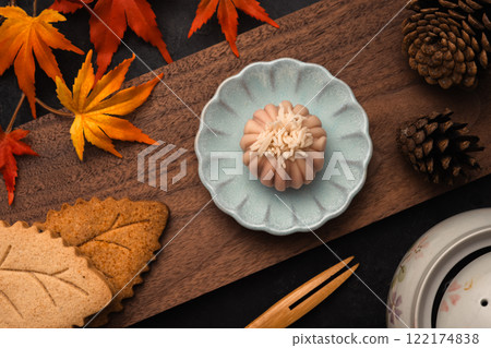 Autumn snack 122174838