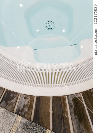 jacuzzi with clear water 122175029