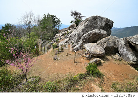 A view of the main citadel from the foot of the Kanayama Castle in Tanba, built by Akechi Mitsuhide A view of the main citadel from the foot of the Kanayama Castle in Tanba, built by Akechi Mitsuhide 122175089