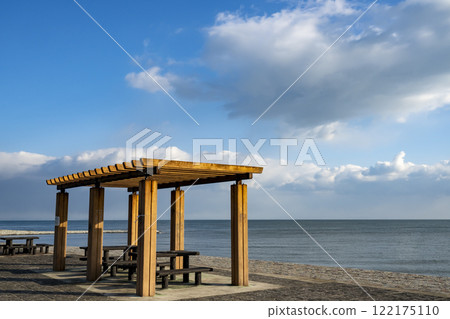 冬天的藍天和美麗的藍色大海的濱宮海岸[福岡縣築上郡] 122175110