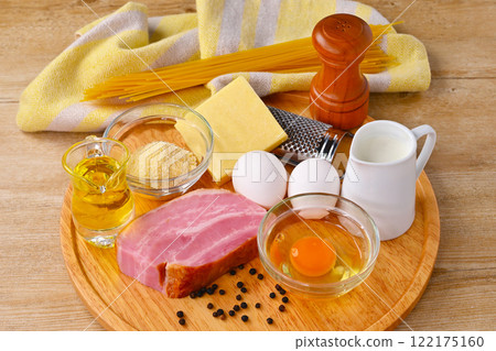 製作carbonara（義大利麵）菜餚的原料：雞蛋、培根、橄欖油、起司和牛奶。 122175160