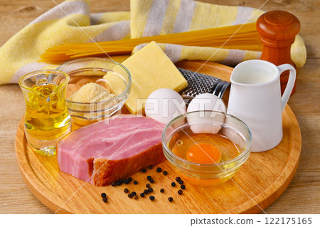 製作carbonara（義大利麵）菜餚的原料：雞蛋、培根、橄欖油、起司和牛奶。 122175165