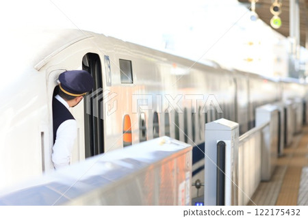 新幹線售票員等待發車 122175432