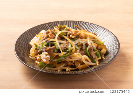 Sweet and spicy stir-fried beef and vegetables (lotus root, green peppers, bean sprouts) 122175445