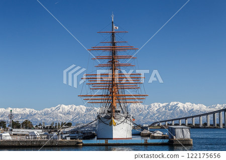 Snow-covered Tateyama mountain range and Kaiwomaru 122175656