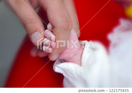寶貝和爸爸的手 122175835