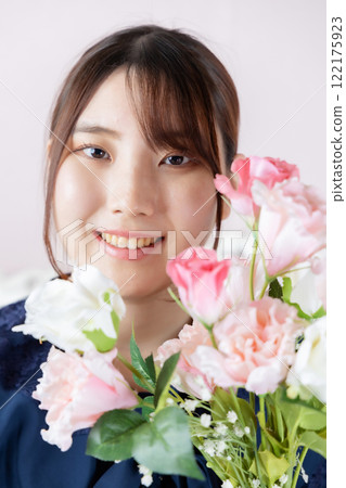 花開的年輕女子 花開的年輕女子 122175923
