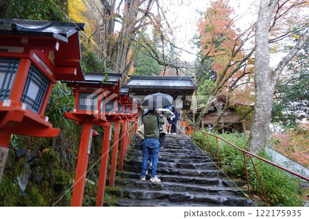 京都貴船神社參道上的紅燈籠 京都貴船神社參道上的紅燈籠 122175935