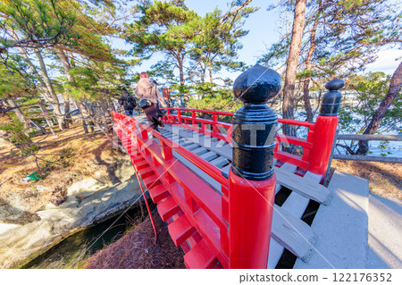 Matsushima, one of the Three Most Scenic Views of Japan: Zuiganji Temple and Sukashi Bridge (Matsushima Town, Miyagi County, Miyagi Prefecture) 122176352
