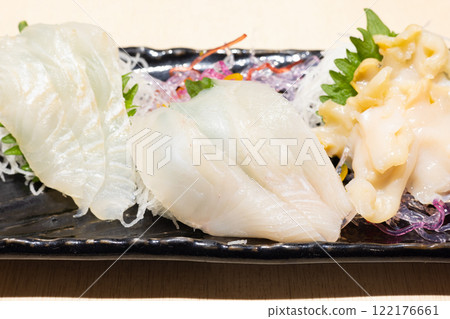 美味的比目魚、比目魚和蛤蜊生魚片 122176661