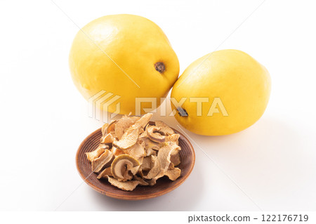 Dried quince 122176719