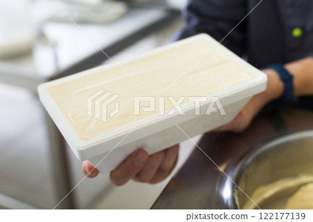 Thermal insulation tray with ice cream preparation process at factory 122177139