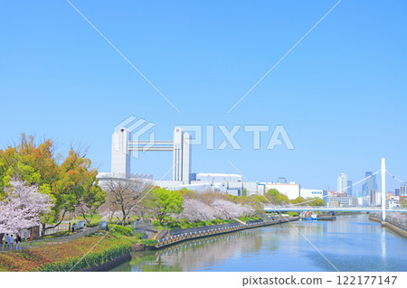 愛知縣名古屋市的春天,櫻花盛開的景色和名古屋國際會議中心 愛知縣名古屋市的春天,櫻花盛開的景色和名古屋國際會議中心 122177147