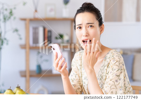 在家使用智能手機的少婦 122177749