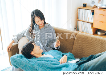 年輕夫婦跪著睡覺 122178635