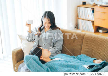 年輕夫婦跪著睡覺 122178636