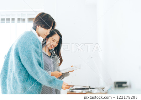 年輕夫婦一起聽唱片 122179293