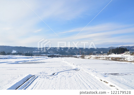 View of Echigo-Shikado Station from Tokamachi Station on the JR East Iiyama Line (December 2022) 122179528