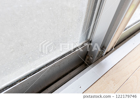 清潔窗扇橡膠墊片上的黴菌污漬的圖片 122179746