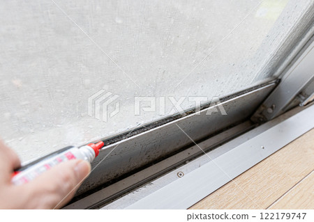 清潔窗框橡膠墊片上的黴菌污漬的圖片：用強力凝膠型清潔劑清潔 122179747