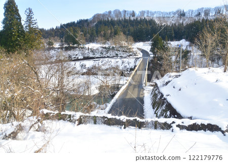 View of Morimiyanohara Station from Echigo-Shikado Station on the JR East Iiyama Line (December 2022) 122179776