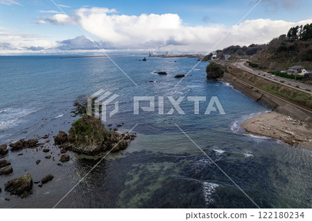 Amaharashi Coast, Onnaiwa and the Tateyama Mountain Range (aerial photography by drone) Amaharashi Coast, Onnaiwa and the Tateyama Mountain Range (aerial photography by drone) 122180234