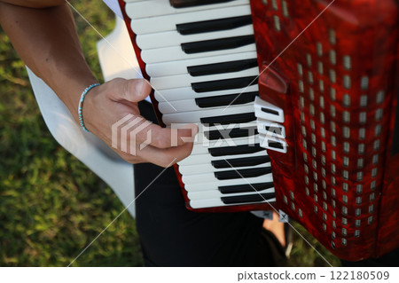 Hand On The Vintage Accordion Hand On The Vintage Accordion 122180509