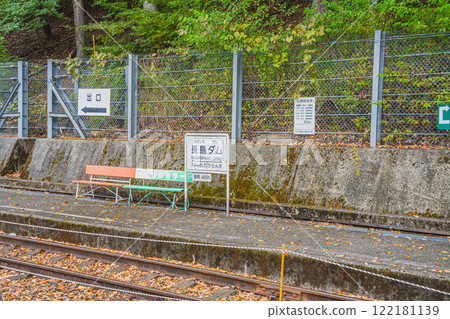 Autumn scenery of the platform and tracks at Nagashima Dam Station in Kawane Town (Shizuoka Prefecture) Autumn scenery of the platform and tracks at Nagashima Dam Station in Kawane Town (Shizuoka Prefecture) 122181139