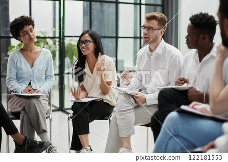 Group of business people in the convention center 122181553