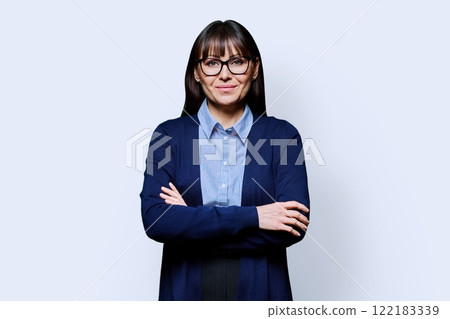 Portrait mature business woman with crossed arms on white background 122183339