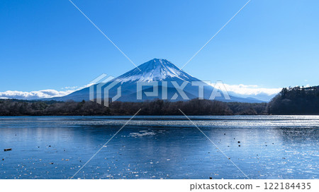 結冰的精進湖和富士山的壯麗景色 結冰的精進湖和富士山的壯麗景色 122184435
