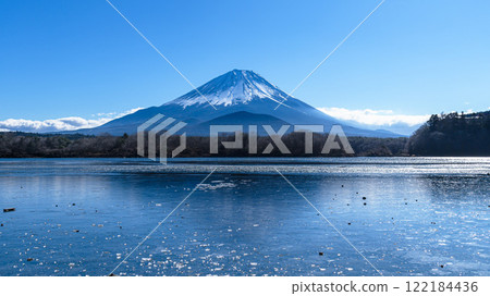 Spectacular view of frozen Lake Shojiko and Mt. Fuji 122184436