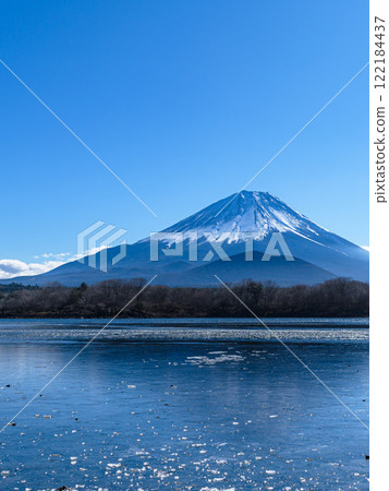 Spectacular view of frozen Lake Shojiko and Mt. Fuji 122184437
