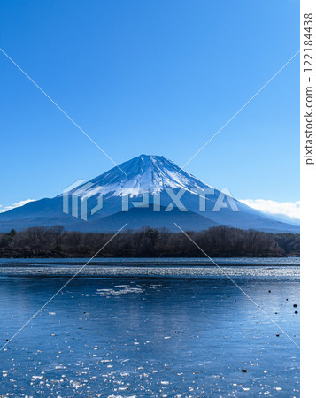 Spectacular view of frozen Lake Shojiko and Mt. Fuji 122184438