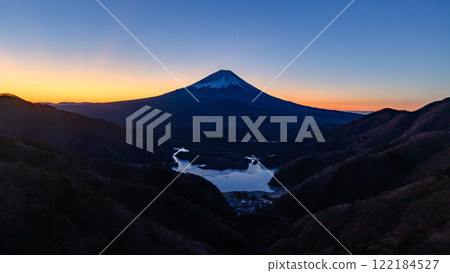 (Yamanashi Prefecture) A spectacular view of Mt. Fuji and Lake Shojiko at sunrise from Sanpobunzan 122184527