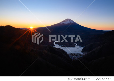 A spectacular view of Mt. Fuji, the sunrise, and Lake Shojiko from Mikatabunzan A spectacular view of Mt. Fuji, the sunrise, and Lake Shojiko from Mikatabunzan 122184558