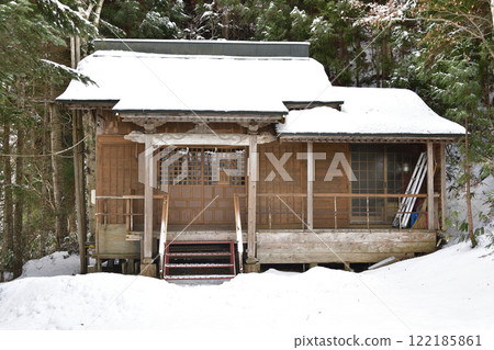 Photographing the grounds of Yakinoki Shrine in Atsuta-cho, Hokkaido in winter 122185861