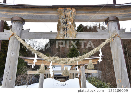 Photographing the scenery of the village shrine Kamizato Oyamazumi Shrine grounds in Atsutabu Town, Hokkaido in winter Photographing the scenery of the village shrine Kamizato Oyamazumi Shrine grounds in Atsutabu Town, Hokkaido in winter 122186099