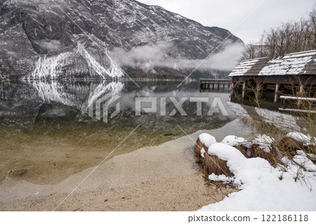 Beautiful winter landscape with a lake 122186118