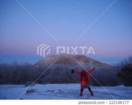 登山者欣喜地看到美麗的冬日早晨 (202412300645) 登山者欣喜地看到美麗的冬日早晨 (202412300645) 122186177