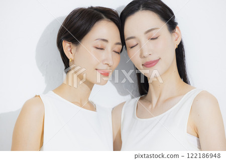 兩個擁抱的女人 122186948
