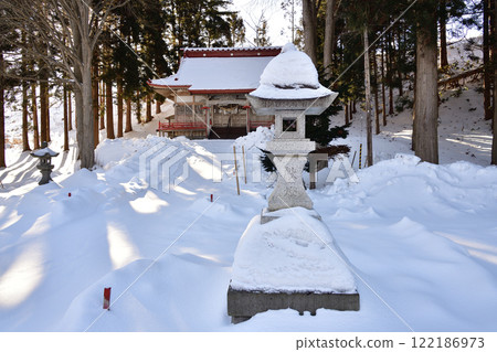 Photographing the grounds of Tateinari Shrine in Atsuta-cho, Hokkaido in winter 122186973