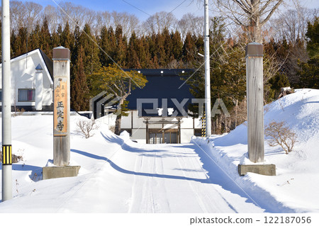 Photographing the scenery of Shojoji Temple grounds in Atsuta-cho, Hokkaido in winter 122187056
