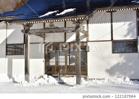 拍攝北海道厚生部町正成寺院內的冬季風景 122187064