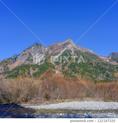 藍天映襯下的明神山和清澈的梓川的深秋景象 122187320