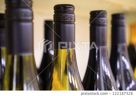 超市裡排隊的螺旋蓋葡萄酒 122187328