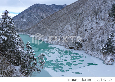 Omachi Dam in winter 122187492