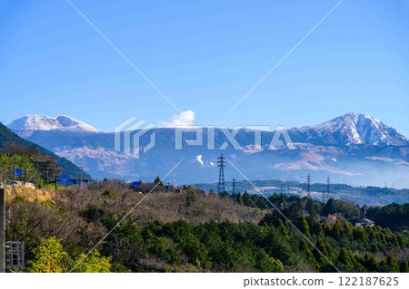 Scenery of the Shirakawa River flowing through farmland and mountain ranges with the snow-capped Mount Aso in the background (Tonomaki and Seta areas, Ozu Town, Kikuchi District) 122187625