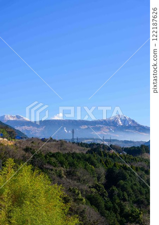 Scenery of the Shirakawa River flowing through farmland and mountain ranges with the snow-capped Mount Aso in the background (Tonomaki and Seta areas, Ozu Town, Kikuchi District) 122187626