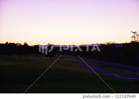 冬季高爾夫球場的夜景，遠處的秩父山脈清晰可見 122187640
